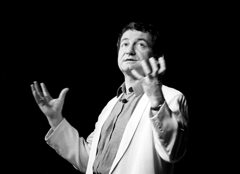  L'humoriste français Pierre Desproges en scène à Morlaix (Bretagne, France) le 26 janvier 1985 © Roland Godefroy - Wikimedia