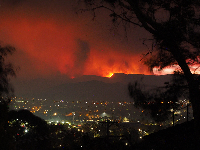 Les feux de forêts dans l’Orroral Valley (Australie) en janvier 2020 ont été particulièrement dévastateurs. Les nuages de cendre peuvent aller jusqu’à 35 kilomètres dans la stratosphère, soit aussi haut que lors d’une importante éruption volcanique. Photo © Wikimedia commons, Nick D.
