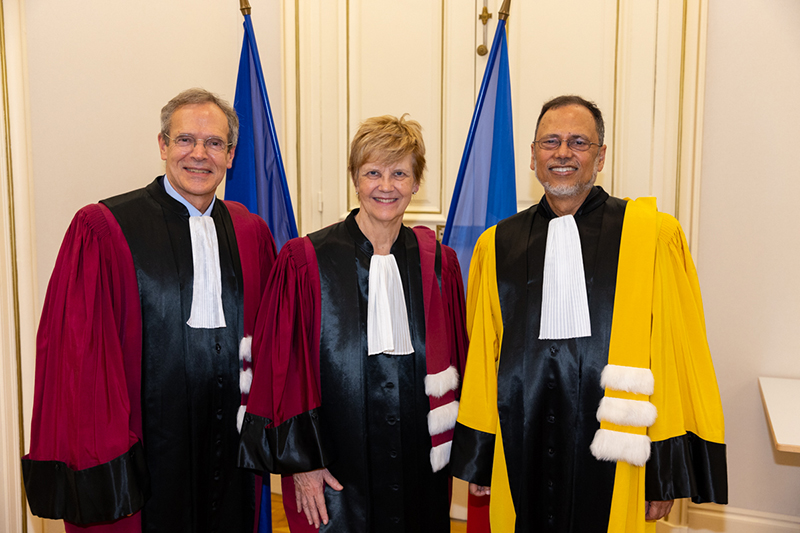 Professors Dorothy Bishop (middle) and Dipesh Chakabarty (right) receive their Honoris causa doctorates at a ceremony with Marc Mézard, Head of ENS.