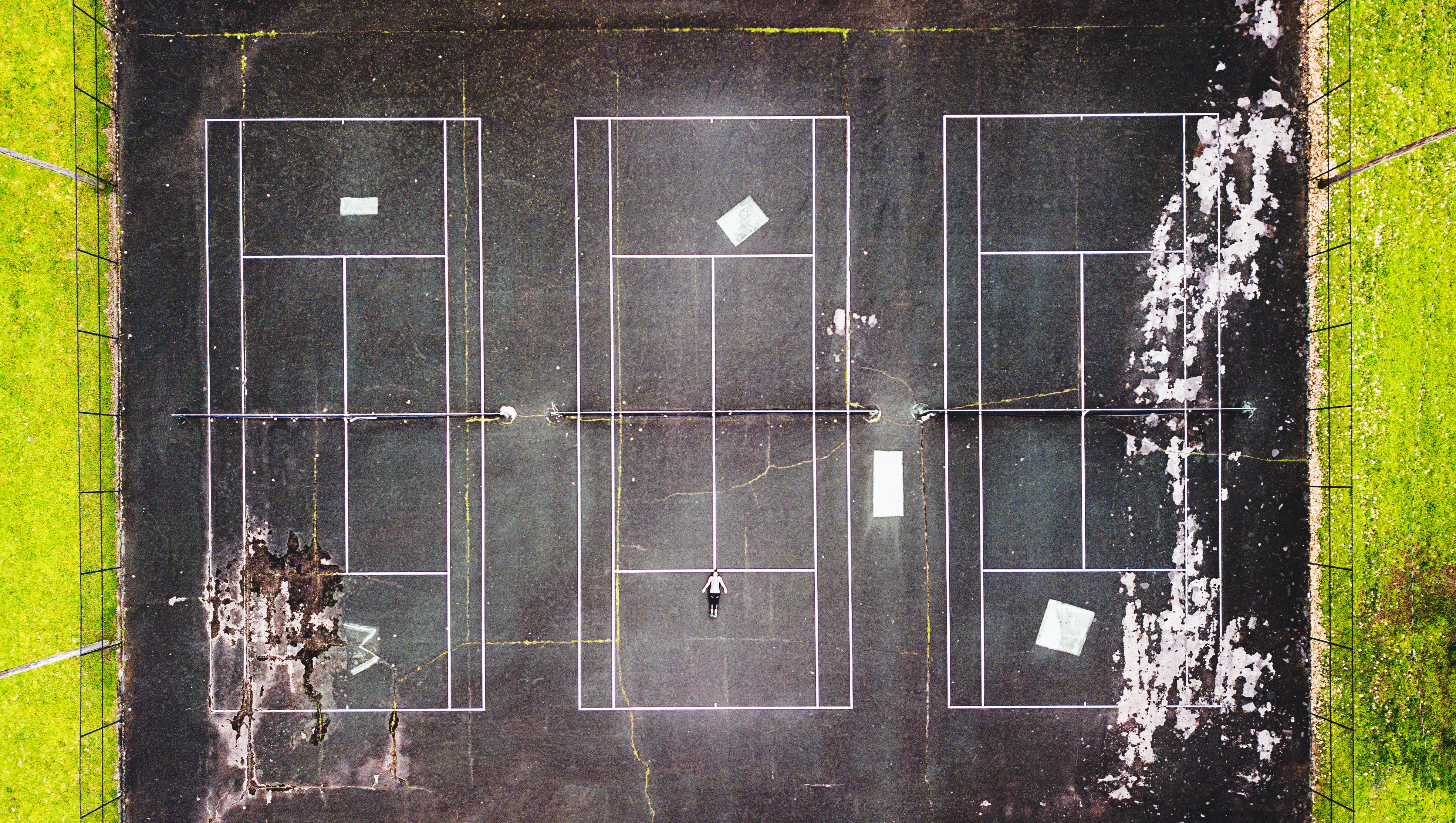 terrain de tennis en béton