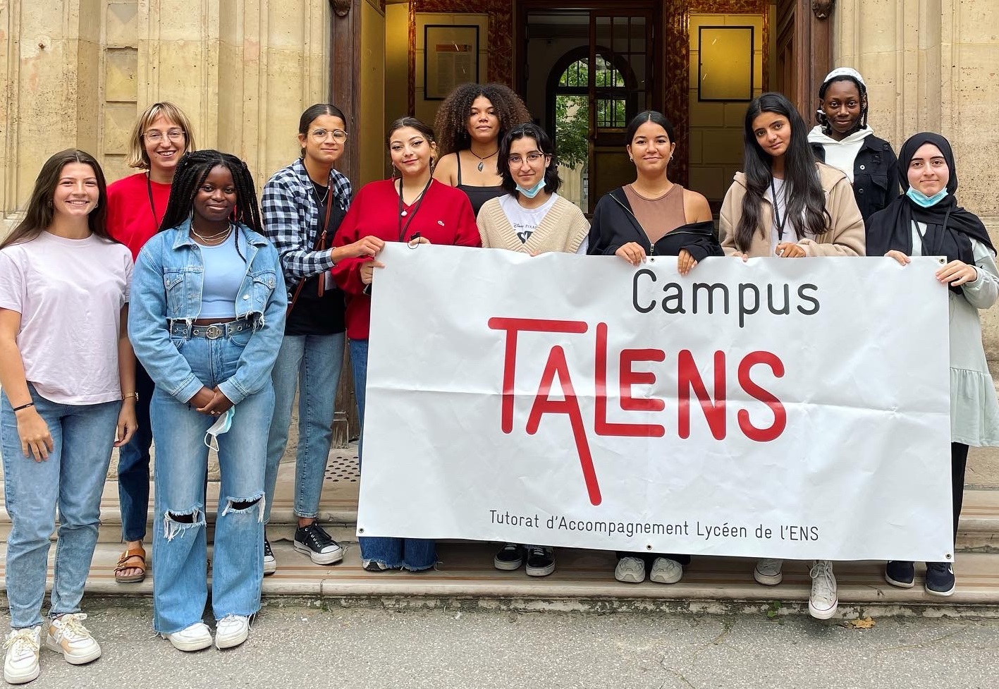 Talens devant l'ENS