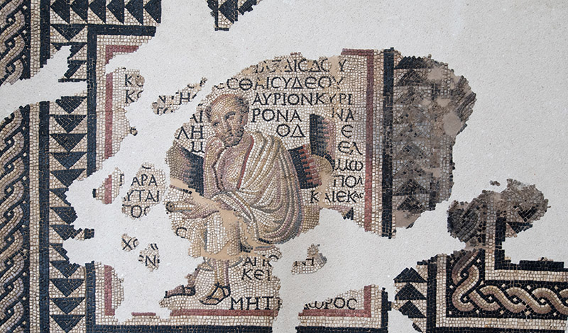 Légende: Fragment de mosaïque d'Autun (IIe-IIIe siècle, actuellement au Musée Rolin) représentant le philosophe épicurien Métrodore de Lampsaque en train de réfléchir à la Sentence Vaticane 14 (cf. le manuscrit Vaticanus Graecus 1950) © Wikimedia Commons