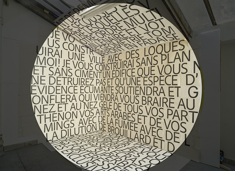 Installation artistique  intitulée « CONTRE ! » de l'artiste photographe Georges Rousse, intégrant le poème homonyme d'Henri Michaux.