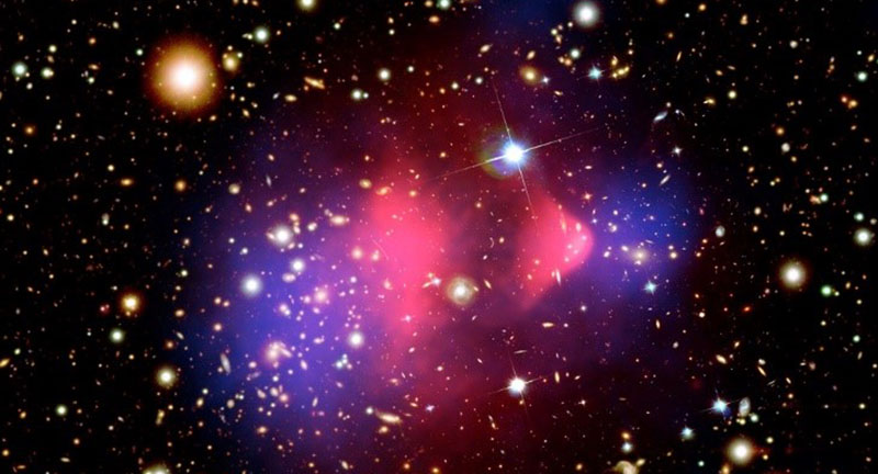 Image composite de l’Amas de la balle (ESA) : Rayons X: NASA/CXC/CfA/M.Markevitch,  Image optique et de lentille gravitationnelle: NASA/STScI, Magellan/U.Arizona/D.Clowe, Image de lentille gravitationnelle: ESO WFI