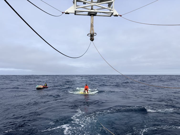 Le retour du Nautile et des plongeurs, à la fin de sa plongée à 4 700 mètres de profondeur, lors de la compagne NODSSUM 2026. ©CNRS (NODSSUM Cruise, CNRS, Flotte océanographique française), Fourni par l'auteur