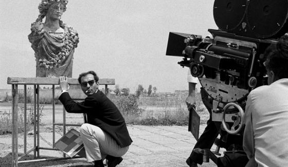 Le réalisateur français Jean-Luc Godard pendant le tournage du film Le Mépris, en 1963, en Italie. (Photo by Jean-Louis SWINERS/Gamma-Rapho via Getty Images)