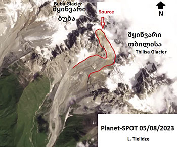 •	Image satellitaire du glacier Tbilisa, SPOT 05/08/2023, montrant la source de la chute de pierres et des débris qui ont suivi 